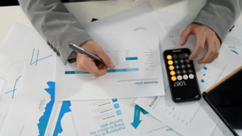 日本央行鹰声再起：植田和男暗示2026年或继续加